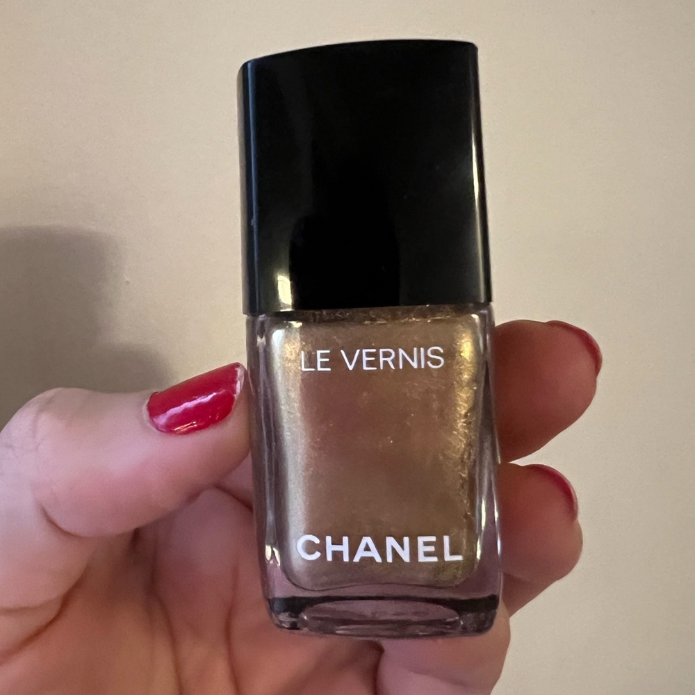 Chanel nail polish | gold “773 CHAINE D'OR”